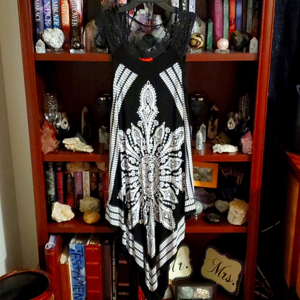 Beautiful black and white summer mini dress.